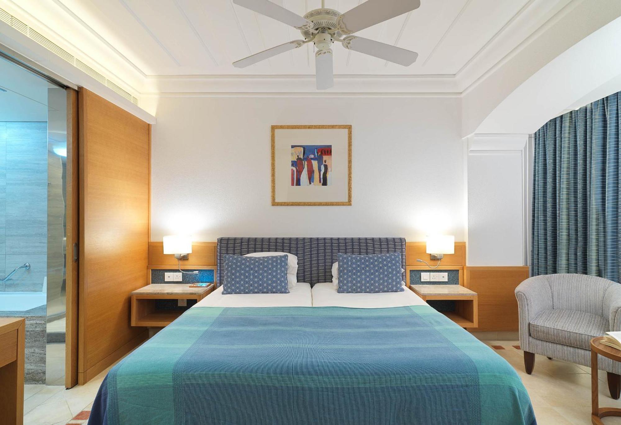 Columbia Beach Resort Pissouri Luaran gambar A room at the hotel