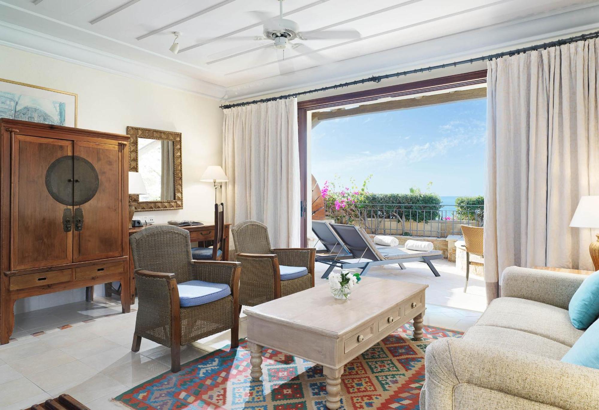 Columbia Beach Resort Pissouri Luaran gambar A living room at the resort